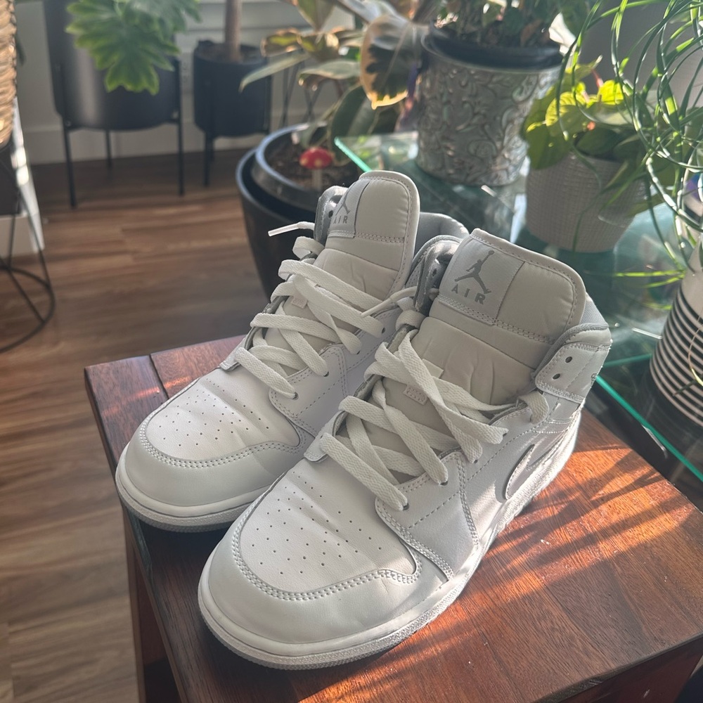Air Jordan 1 Mid Wolf Gray Grade school SZ6.5 | Women’s 8.5